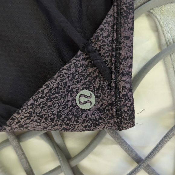 One Lululemon sports bra, size 6 - Picture 9 of 10